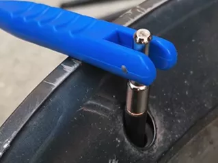 Tire Valve Core Remover Tools - Fix the air valve nozzle securely
