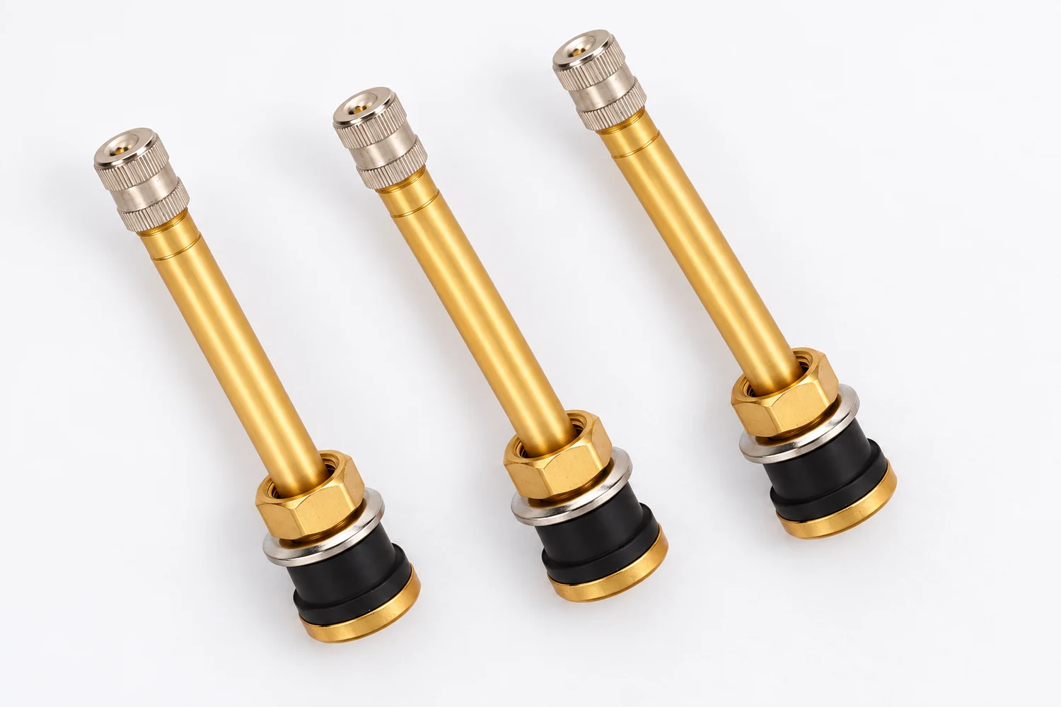 Which truck and bus tire valve details should buyers check?